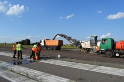 В черкасском аэропорту ремонтируют взлётно-посадочную полосу