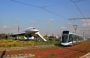 Фото дня: сверхзвуковой "Конкорд" и трамвай