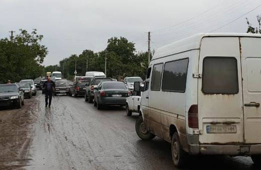Жители Раздельнянского района шестой день блокируют аварийную дорогу