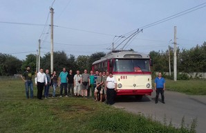 Любители электротранспорта прокатились на старейшем в Украине троллейбусе