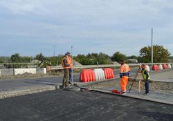 На Полтавщине строят первую в Украине бетонную дорогу и ремонтируют путепровод над железной дорогой