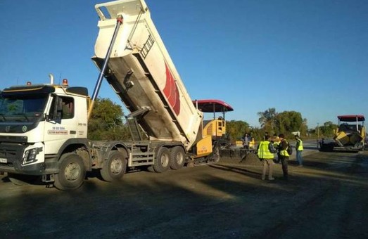 На Полтавщине строят первую в Украине бетонную дорогу и ремонтируют путепровод над железной дорогой