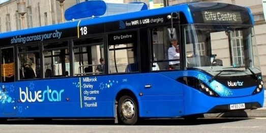 В Великобритании начали эксплуатацию автобуса, который очищает воздух