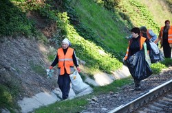 Железнодорожники и коммунальщики убирали мусор на въездах в Одессу