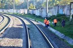 Железнодорожники и коммунальщики убирали мусор на въездах в Одессу