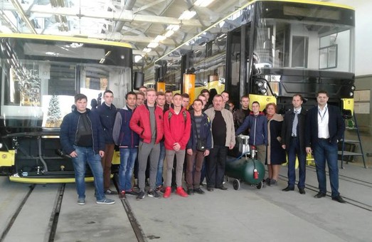 Будущие автослесари Львова ознакомились с производством автобусов