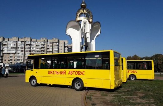 Школьники Полесья получили новые автобусы