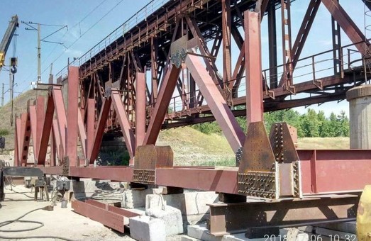 На Приднепровской железной дороге ремонтируют 115-летний металлический мост