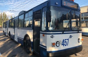 В Херсоне ввели посадку пассажиров в троллейбусы только через передние двери