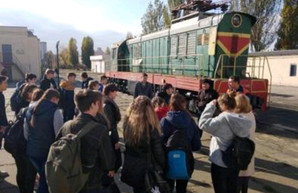 Школьникам Одессы провели познавательную экскурсию в локомотивное депо (ФОТО)