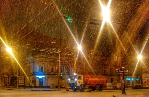 В «Укравтодоре» рассказали, как борются со первым снегом на автодорогах