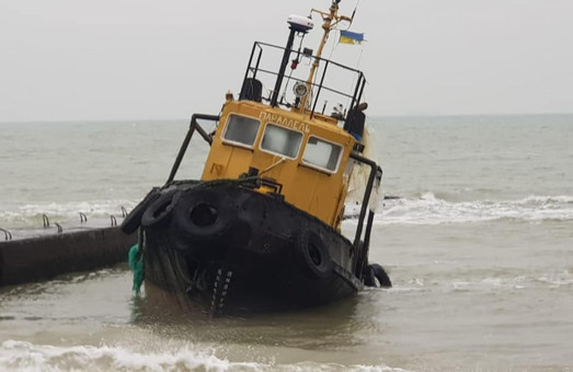 Кораблекрушение у берегов Одессы: буксир и баржу с "контрабасом" выбросило на пляж (ФОТО)
