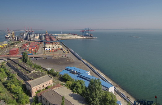 В «Укрзализныце» обвинили портовиков в проблемах с перевозками зерна и ограничили работу портов Большой Одессы