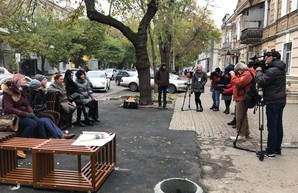 В Одессе на Жуковского создали зону отдыха для пешеходов