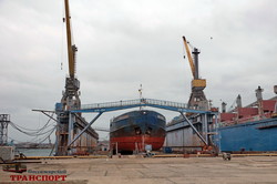 Как под Одессой ремонтируют океанские суда и боевые корабли (ФОТО)