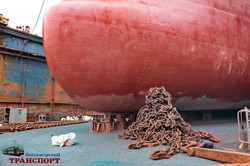 Как под Одессой ремонтируют океанские суда и боевые корабли (ФОТО)
