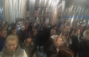 Вчера покупатели железнодорожных билетов через интернет штурмовали кассы на вокзале Киева