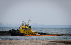 В Одессе на пляже уже больше двух недель валяется брошенный буксир (ФОТО)
