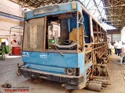 Как в Одессе старые троллейбусы "укорачивают" (ФОТО)