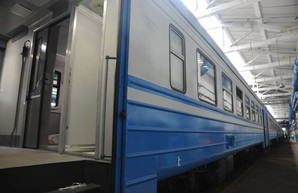 На Львовской железной дороге ремонтируют электрички в условиях депо