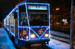 По улицам Днепра курсирует новогодний трамвай