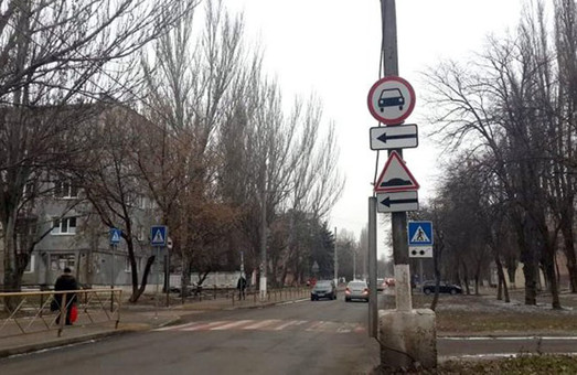 В Одессе на улице Героев Крут установили новые дорожные знаки