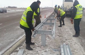 На трассе «Киев – Одесса» отремонтировали поврежденные «отбойники»