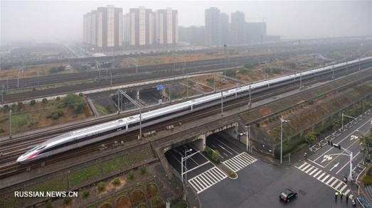 В Китае запустили высокоскоростные поезда длиной почти полкилометра