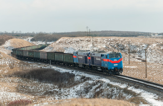 «Укрзализныця» начала использовать сцепки из двух тепловозов «Тризуб» для тяжелых поездов (ВИДЕО)
