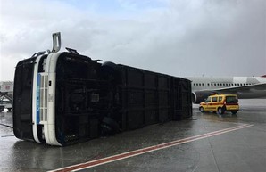 Непогода нарушила работу аэропорта Анталии и привела к значительным убыткам