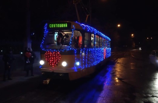 Вчера по Николаеву ездил празднично украшенный «трамвай влюбленных»