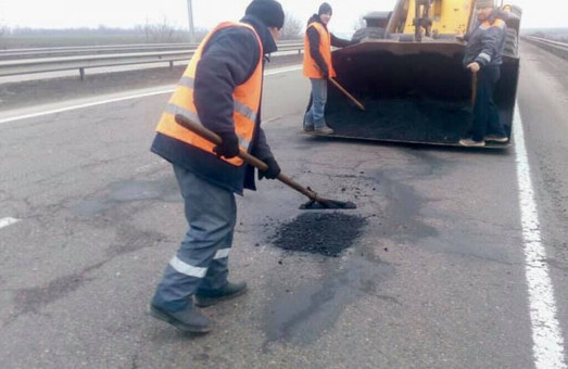 Одесские дорожники уже залатали ямы на трассах Одесса – Южный и Одесса – Мелитополь