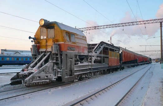 В вагонном депо Подольска Одесской железной дороги ремонтируют путевую спецтехнику