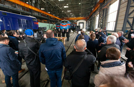 Крюковский вагоностроительный завод сегодня передал «Укрзализныци» последние пять локомотивов ТЕ33АС «Тризуб»