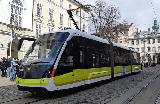 Во Львове показали трамвай «Электрон» в новой ливрее