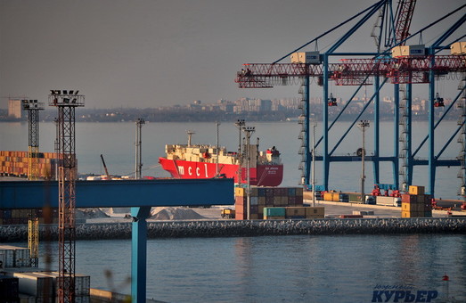 В Одесский порт вошел ролкер «Sea Amazon» с военными внедорожниками на борту