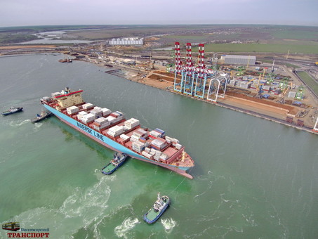 Контейнерный терминал «ТИС» за год принял 52 котейнеровоза компании «Maersk»