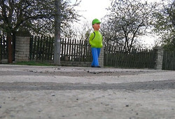 В селе Визирка Одесской области возле пешеходных переходов установили пластмассовые фигуры школьников