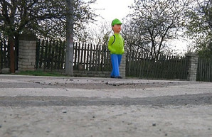 В селе Визирка Одесской области возле пешеходных переходов установили пластмассовые фигуры школьников