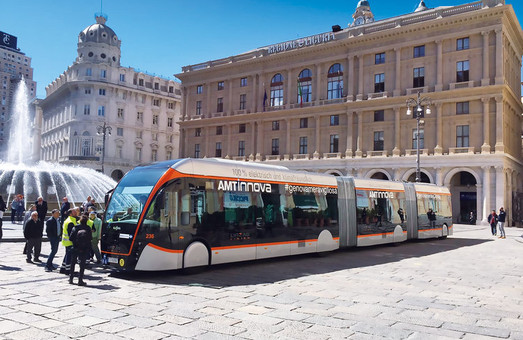 Жителям итальянской Генуи показали трехсекционный троллейбус «Van Hool»