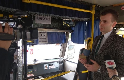 В автобусах города Калуша на Прикарпатье можно оплатить проезд банковской картой