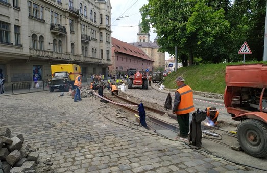 В центре Львова меняют трамвайные рельсы