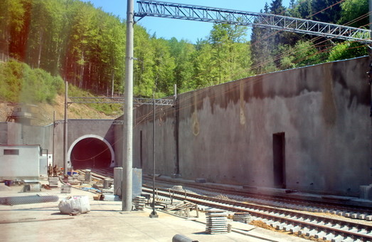 Год назад поезда пошли через новый Бескидский туннель в Карпатах