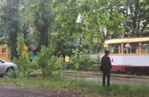 Из-за ночной непогоды в Одессе возникли проблемы с движением трамвая