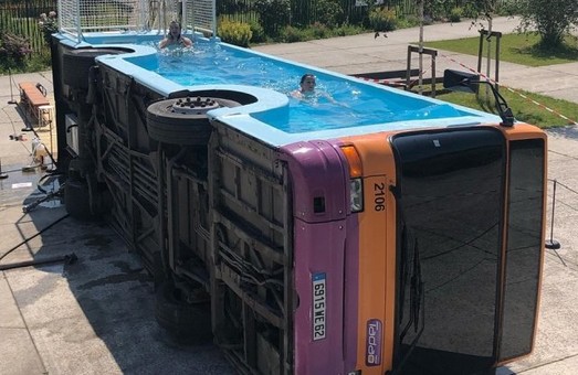 Из кузова старого автобуса сделали плавательный бассейн