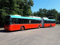 В Черновцах начали обкатывать швейцарские троллейбусы-«гармошки»