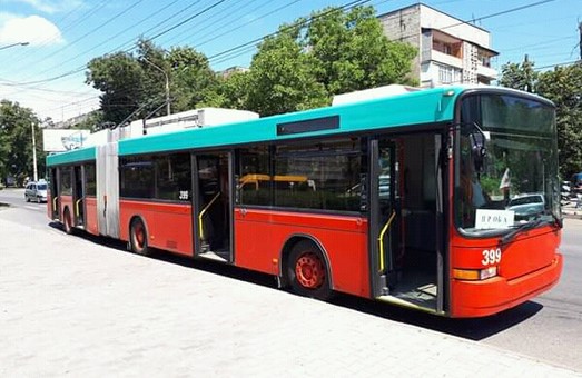 В Черновцах начали обкатывать швейцарские троллейбусы-«гармошки»
