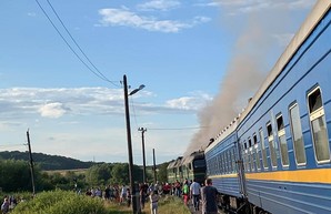 На Львовщине вчера вечером загорелся тепловоз, который вел пассажирский поезд