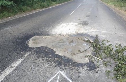 Неизвестный житель Одесской области самостоятельно «залатал» яму на трасе между селами Васильевка и Каракурт