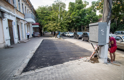 В Одессе построили еще один парковочный «карман» за счет тротуара